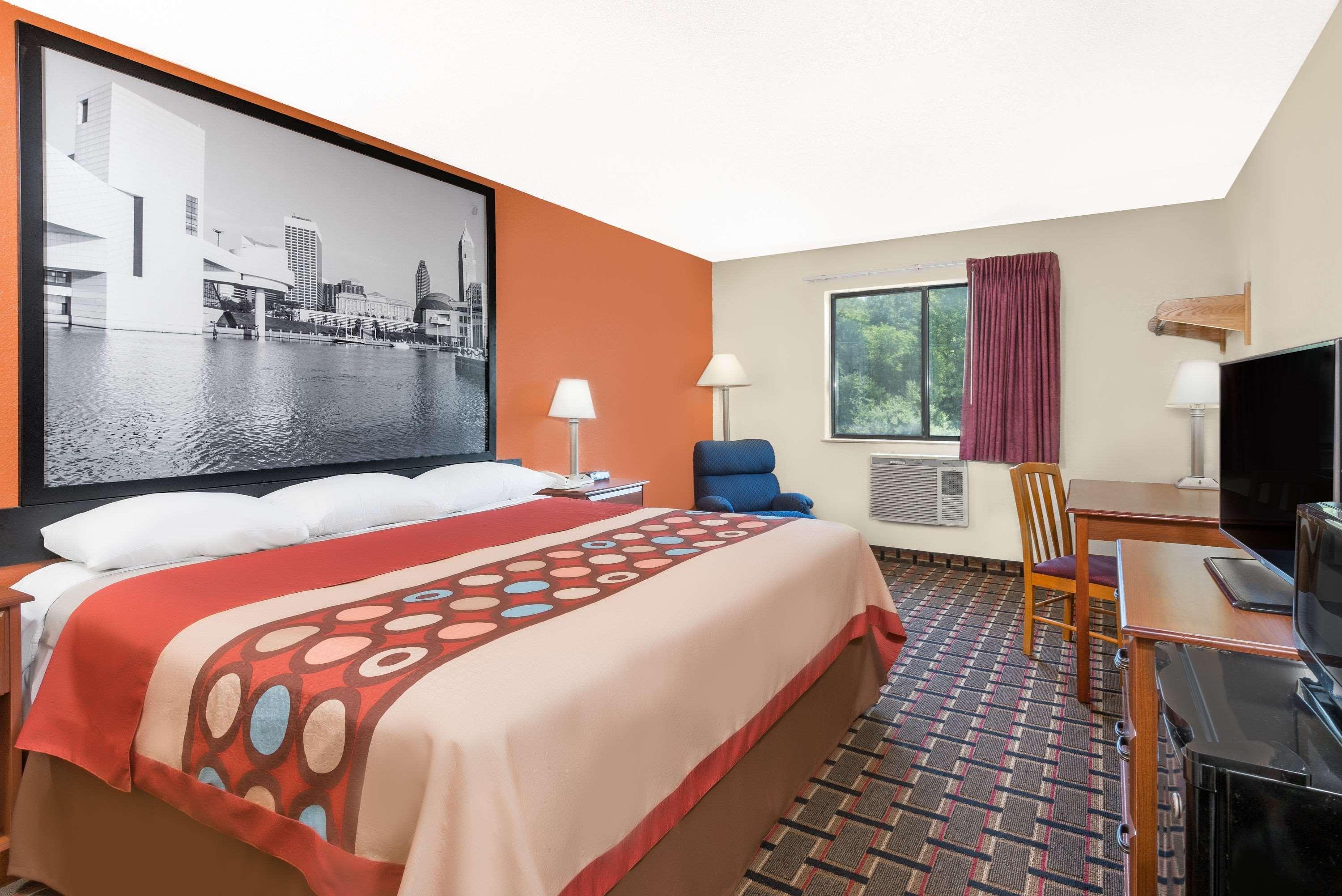 Super 8 By Wyndham Kent/Akron Area Exterior photo