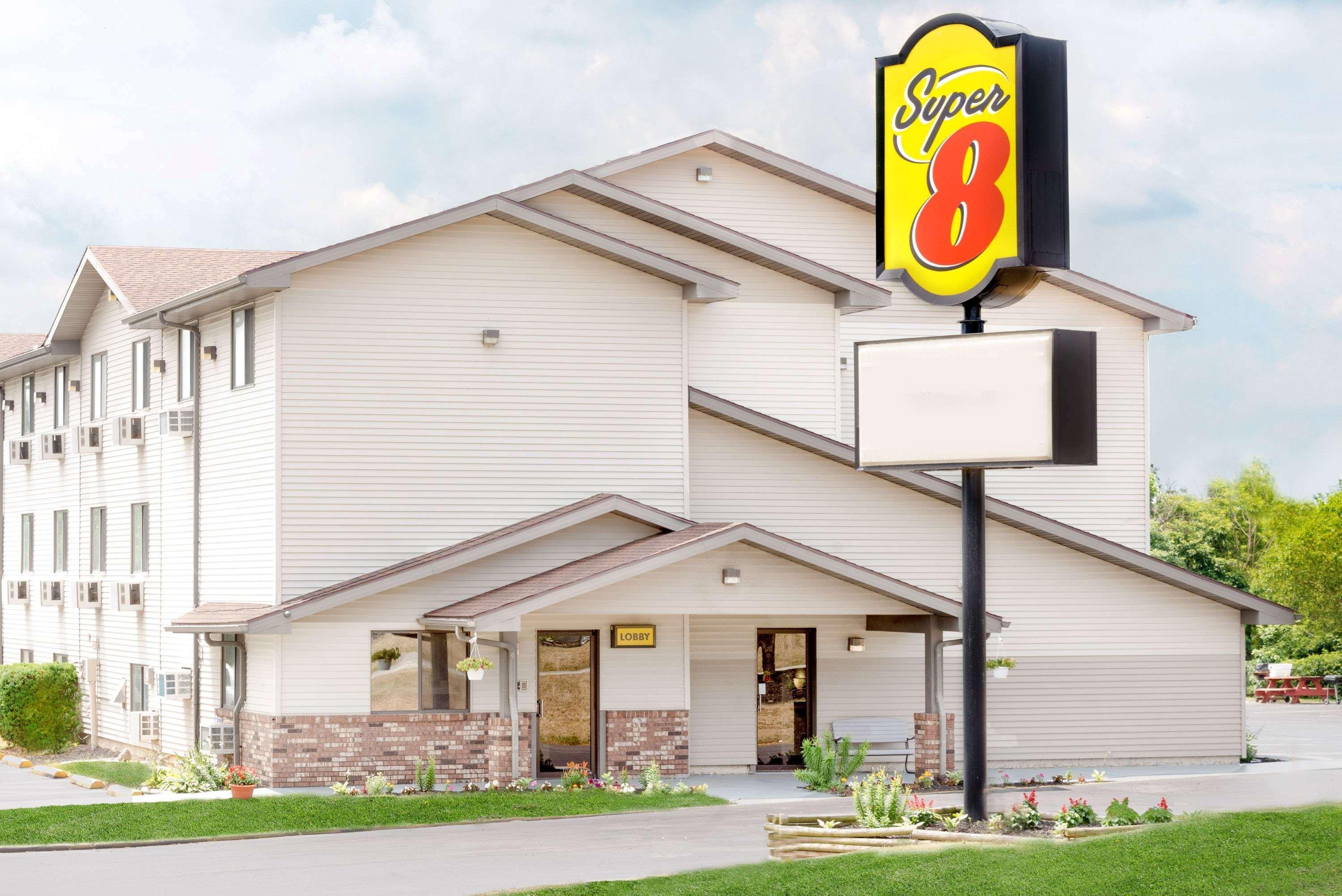 Super 8 By Wyndham Kent/Akron Area Exterior photo