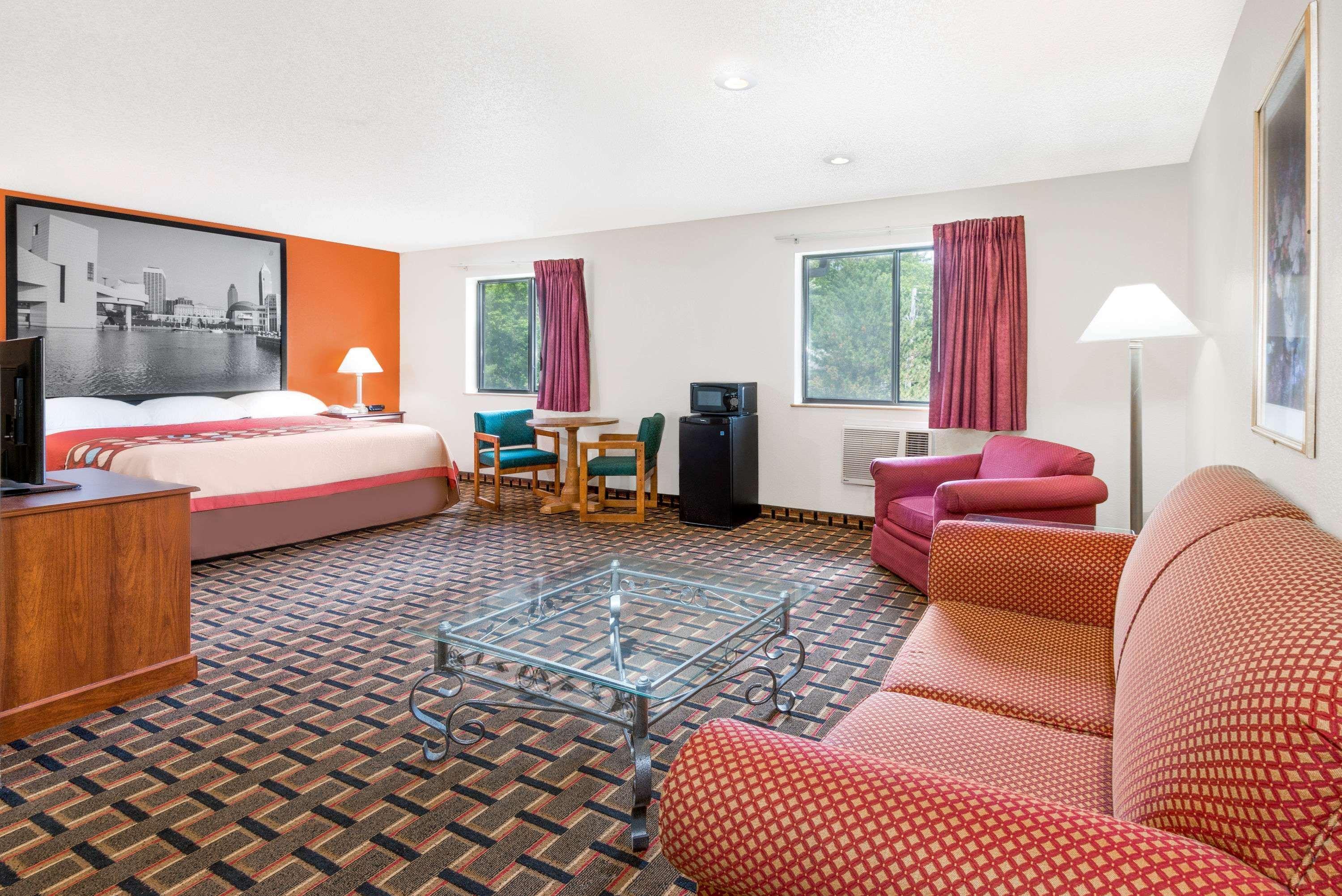 Super 8 By Wyndham Kent/Akron Area Exterior photo