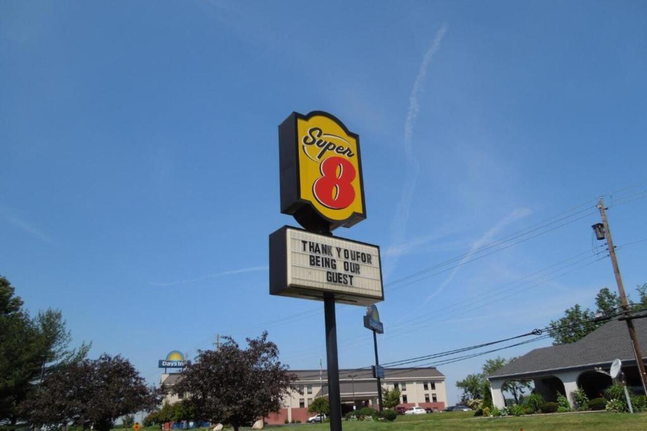 Super 8 By Wyndham Kent/Akron Area Exterior photo