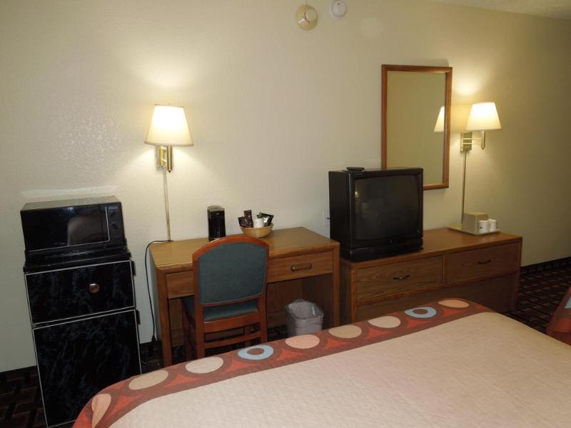 Super 8 By Wyndham Kent/Akron Area Exterior photo