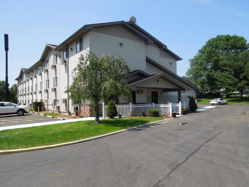 Super 8 By Wyndham Kent/Akron Area Exterior photo