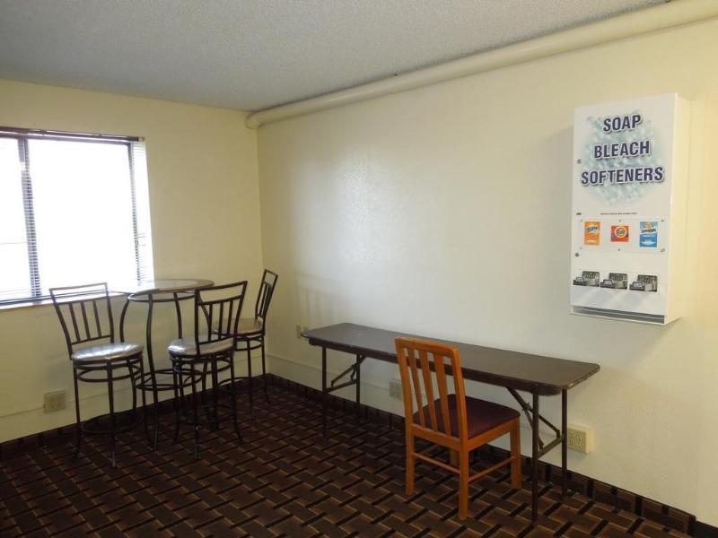 Super 8 By Wyndham Kent/Akron Area Exterior photo