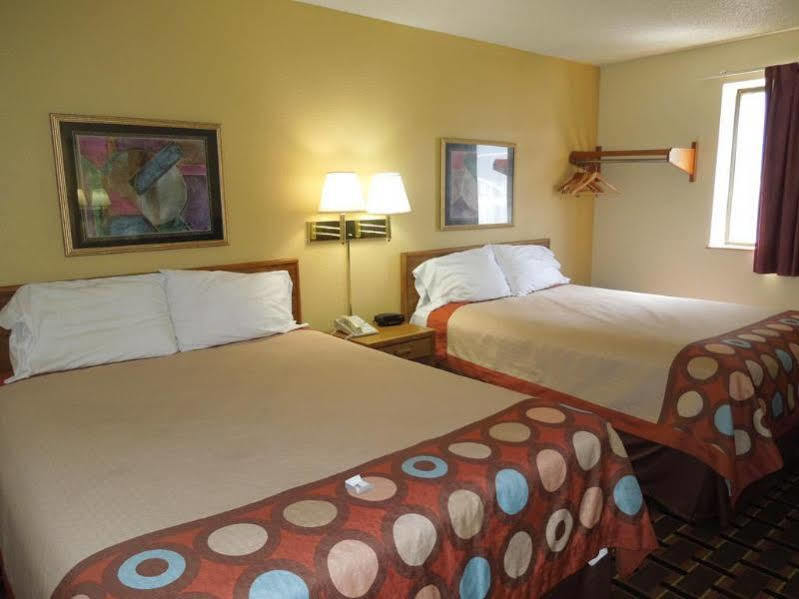 Super 8 By Wyndham Kent/Akron Area Exterior photo